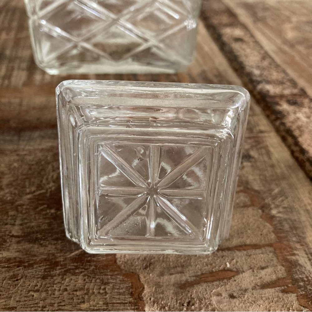 Mid-Century Glass Decanter with Diamond Pattern - Picture 7 of 14